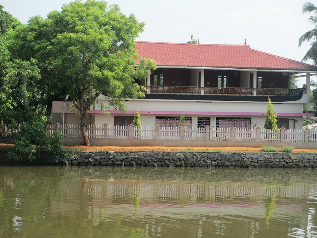Homestay Backwater Breeze *